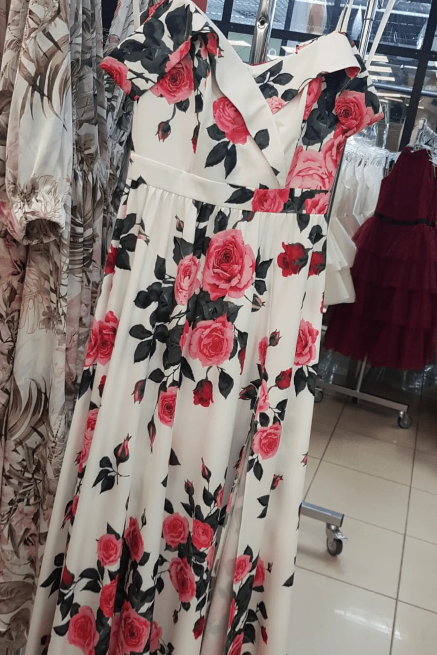 Abito estivo bianco a fantasia floreale con scollo a barchetta e spalline sottili