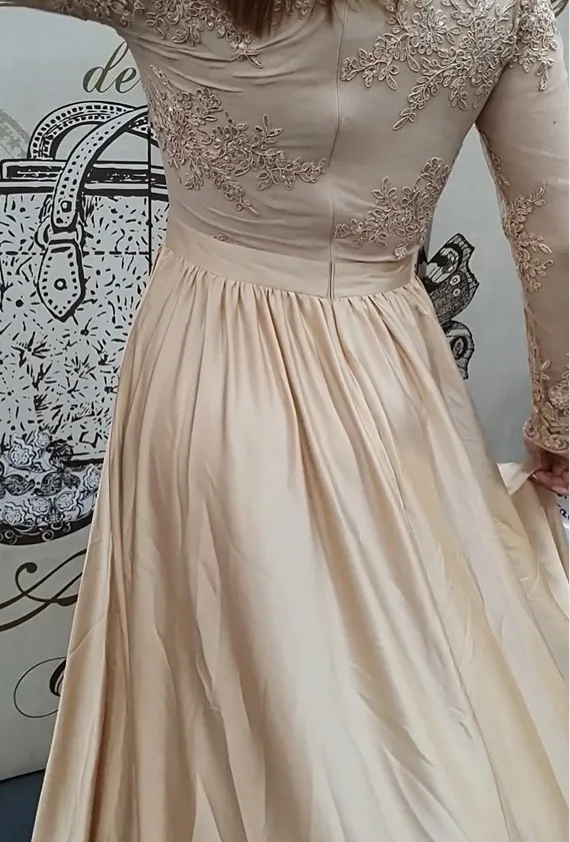 Abito lungo elegante  , corpino in tulle ricamato