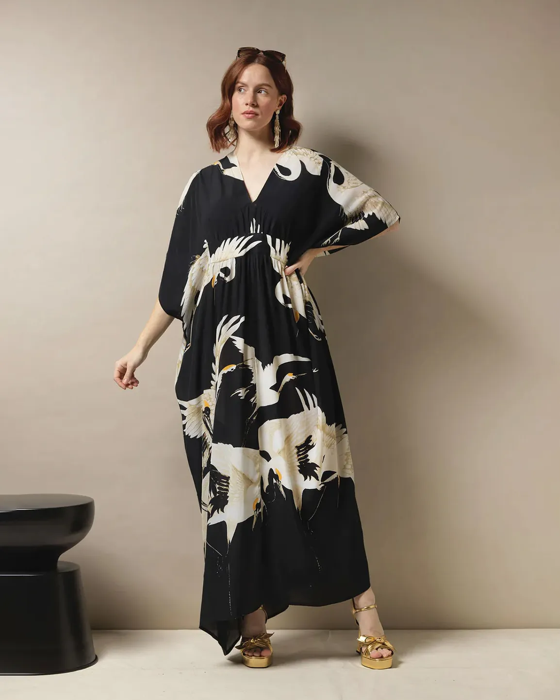 Abito nero lungo in misto viscosa e cupro a fantasia cicogne con maniche a kimono con scollo a V