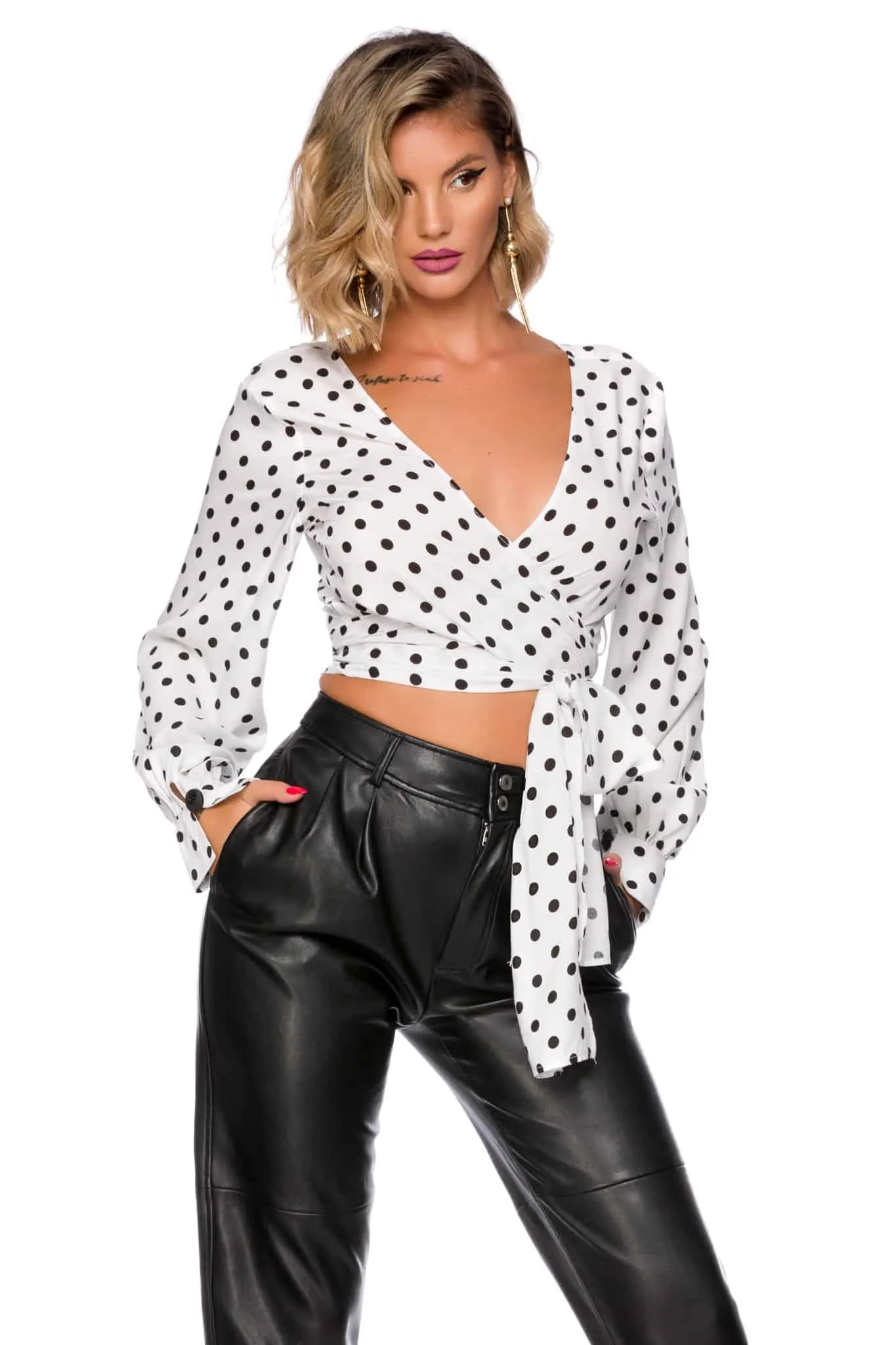 Blusa in tessuto a pois e maniche lunghe a sbuffo