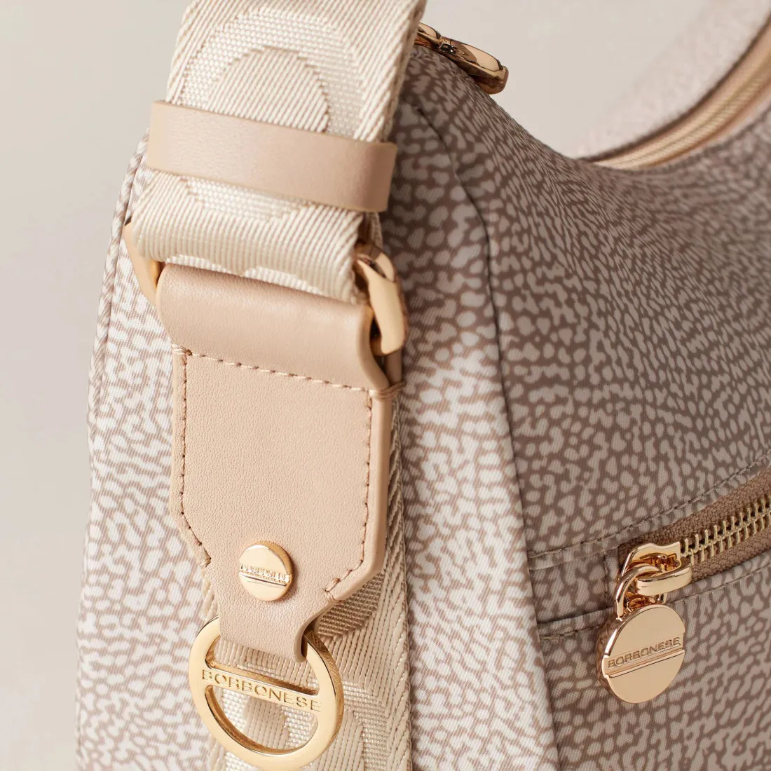 Borsa media Borbonese Luna Bag sabbia in nylon OP riciclato