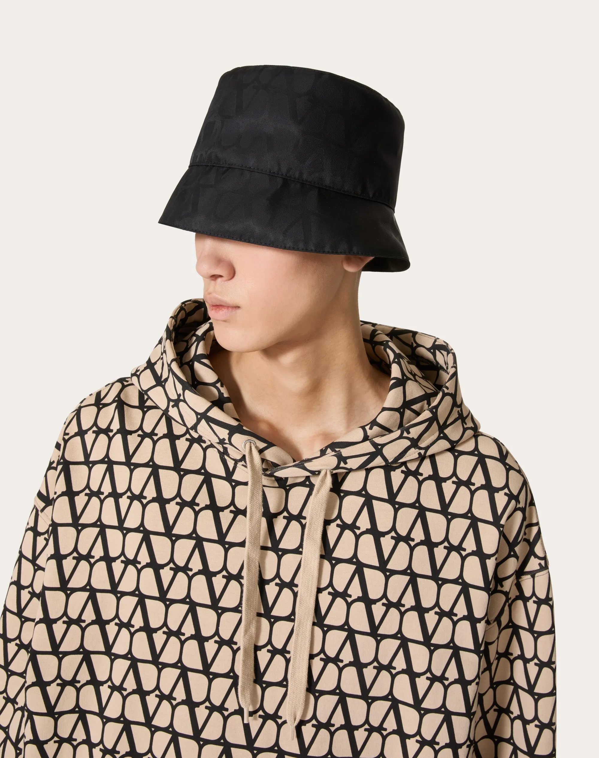 BUCKET HAT REVERSIBILE TOILE ICONOGRAPHE IN NYLON CON POCHETTE