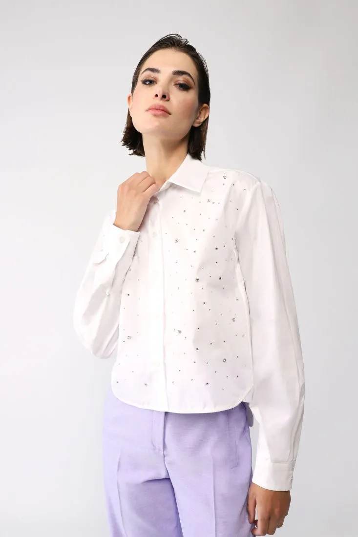 Camicia cropped con colletto classico e applicazioni strass