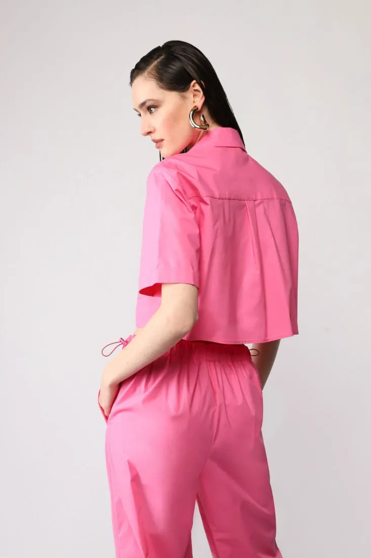 Camicia cropped con colletto classico e taschini applicati