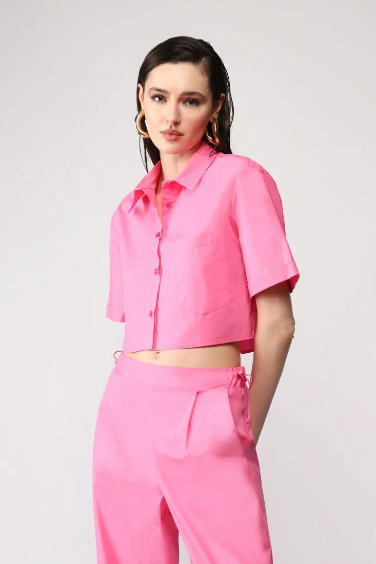 Camicia cropped con colletto classico e taschini applicati