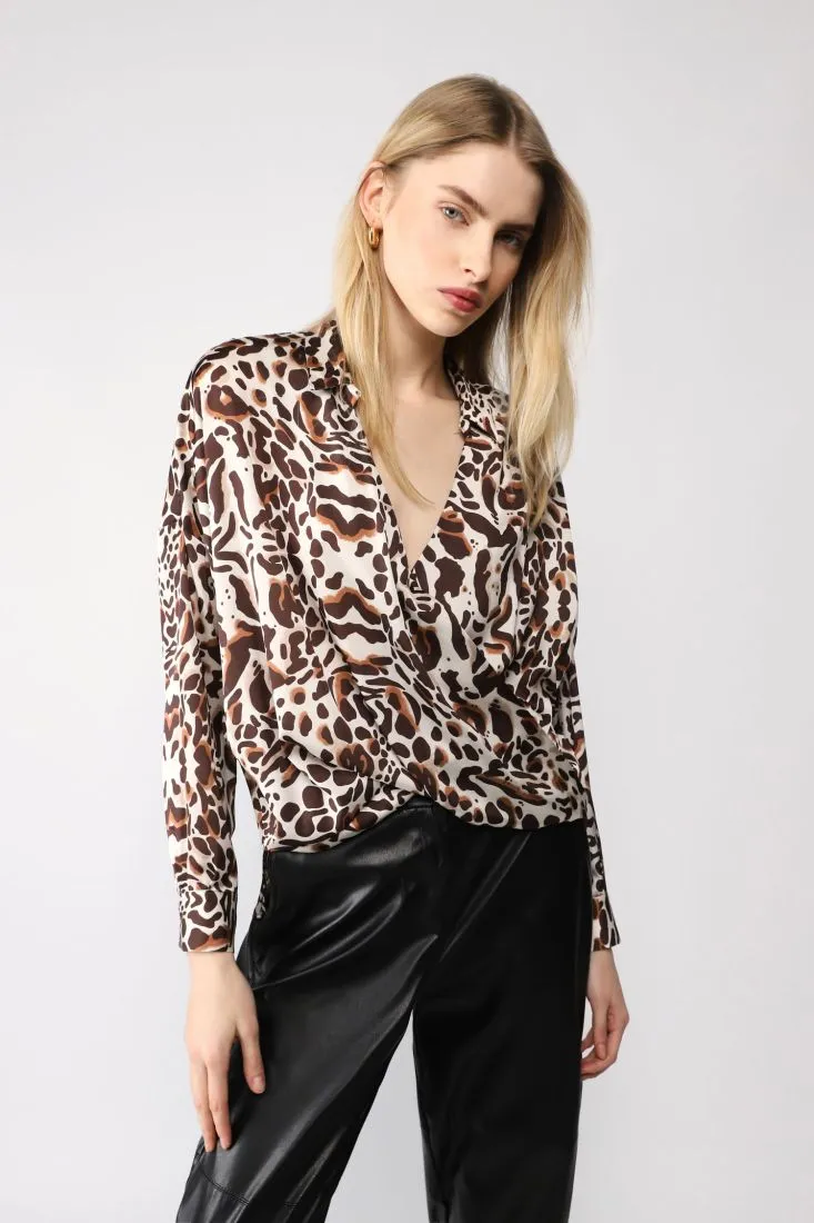 Camicia fantasia animalier con scollo a incrocio