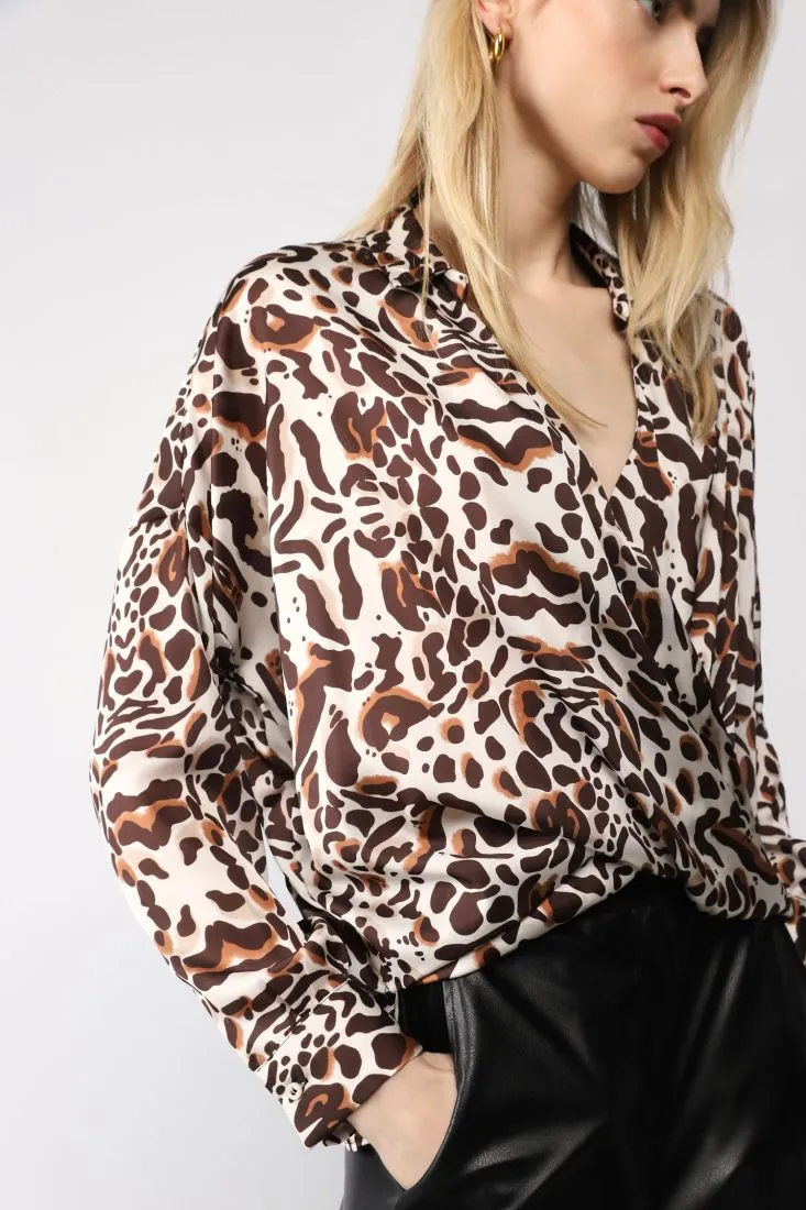 Camicia fantasia animalier con scollo a incrocio