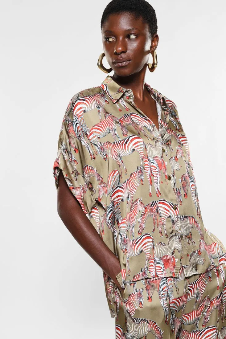 Camicia fantasia stampata con drappeggi e tasca applicata