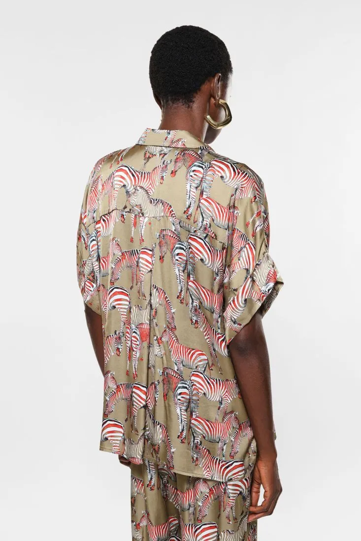 Camicia fantasia stampata con drappeggi e tasca applicata