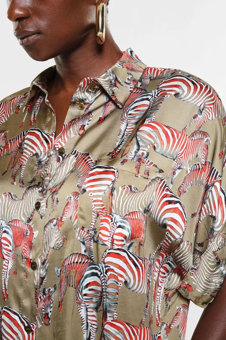 Camicia fantasia stampata con drappeggi e tasca applicata