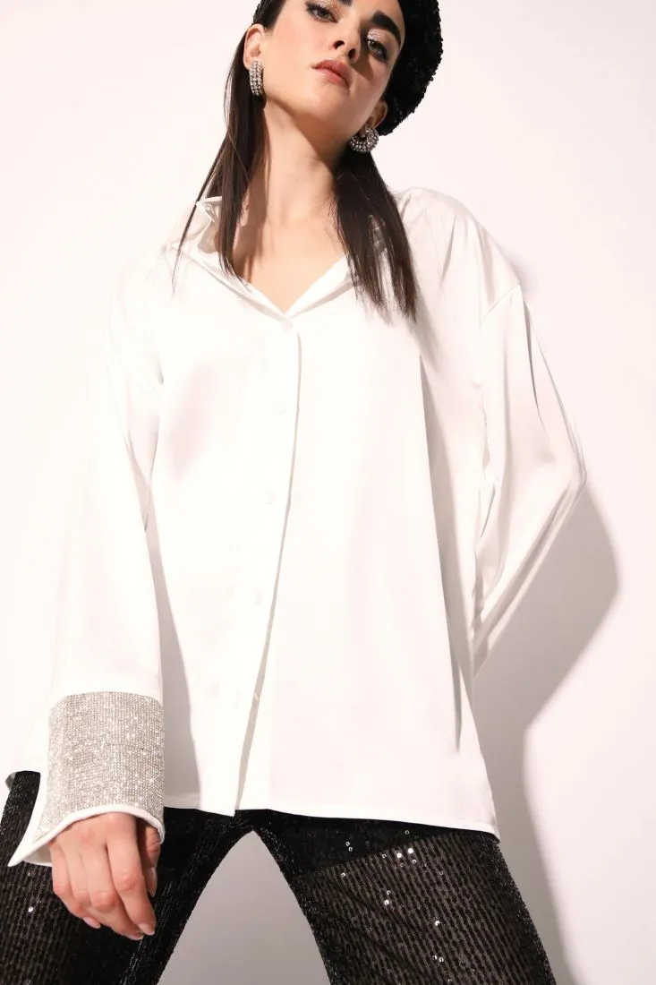 Camicia oversize monocolour con orli con applicazioni strass