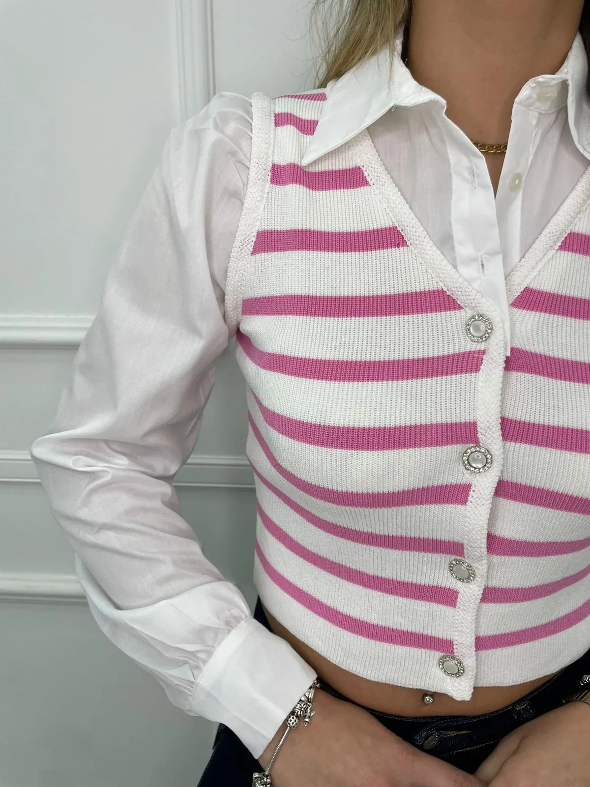 Cardigan con gilet a righe e maniche in camicia