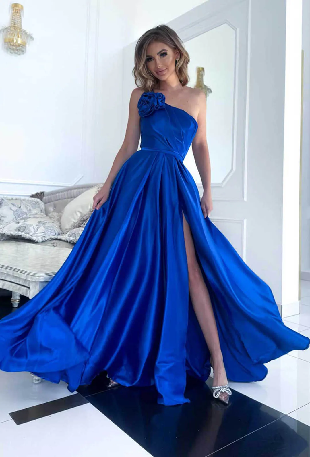 Elegante abito in taffetà con rosa decortiva