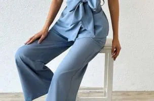 Elegante completo giacca senza maniche e pantaloni, blu