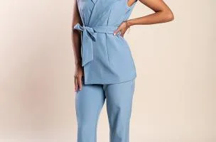 Elegante completo giacca senza maniche e pantaloni, blu