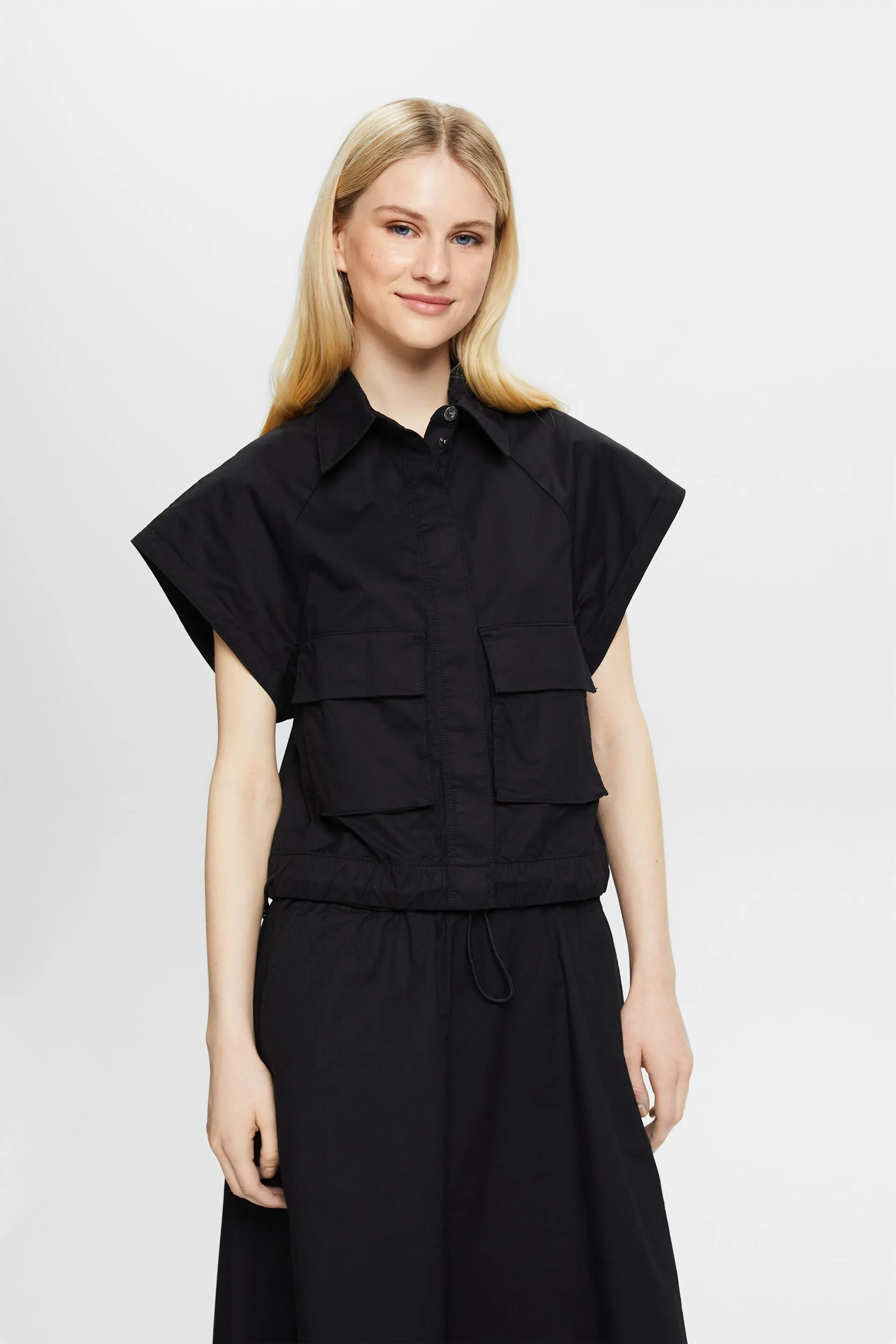 Gilet con alamari sul fondo