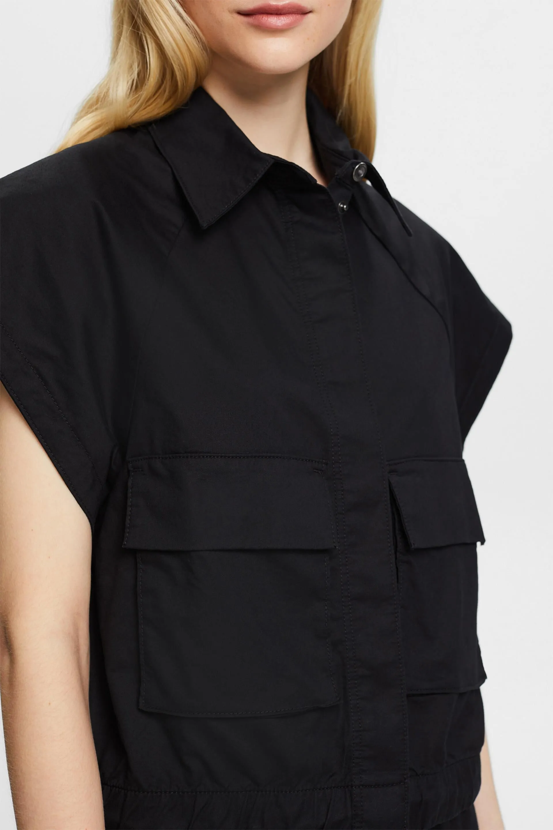 Gilet con alamari sul fondo