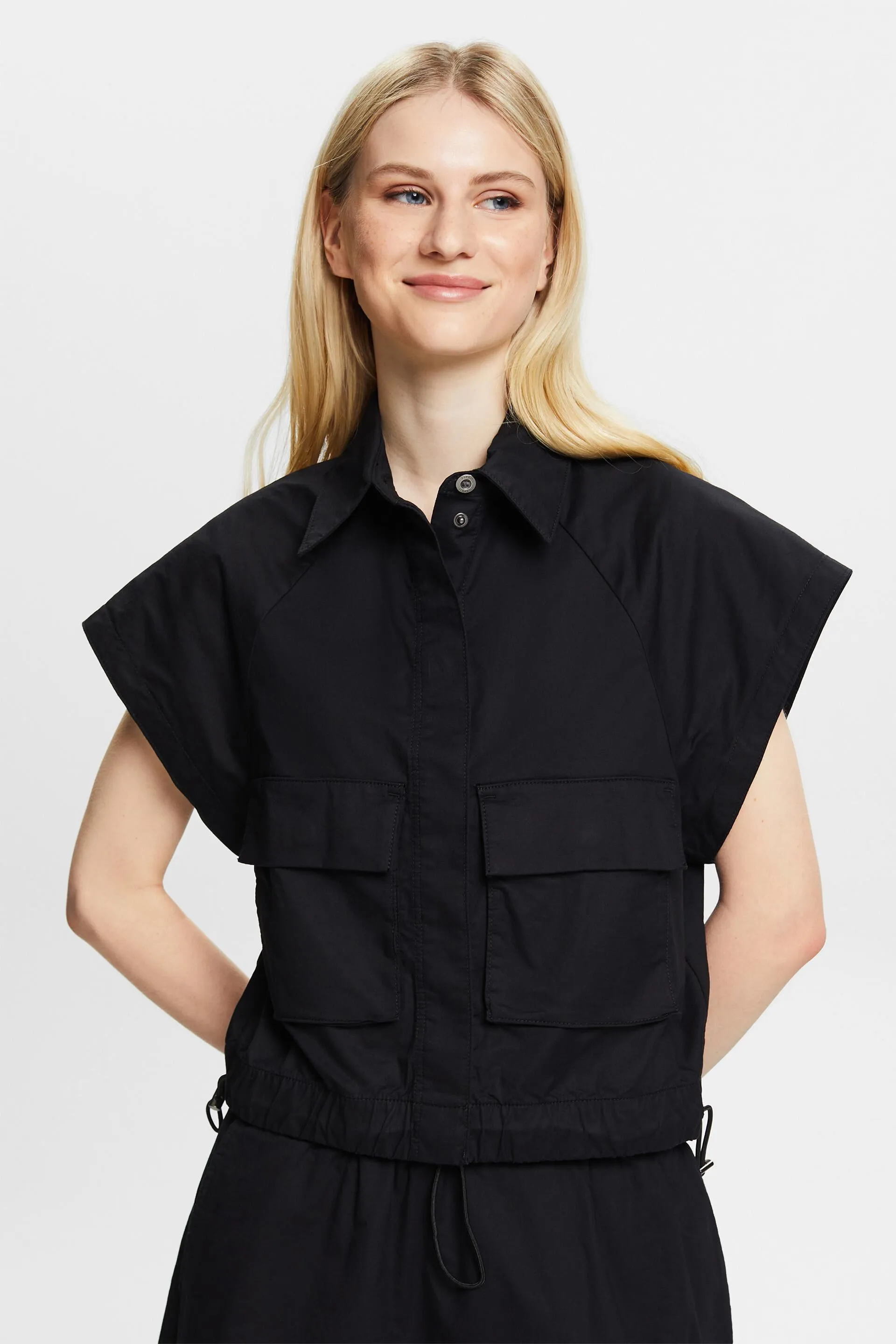 Gilet con alamari sul fondo
