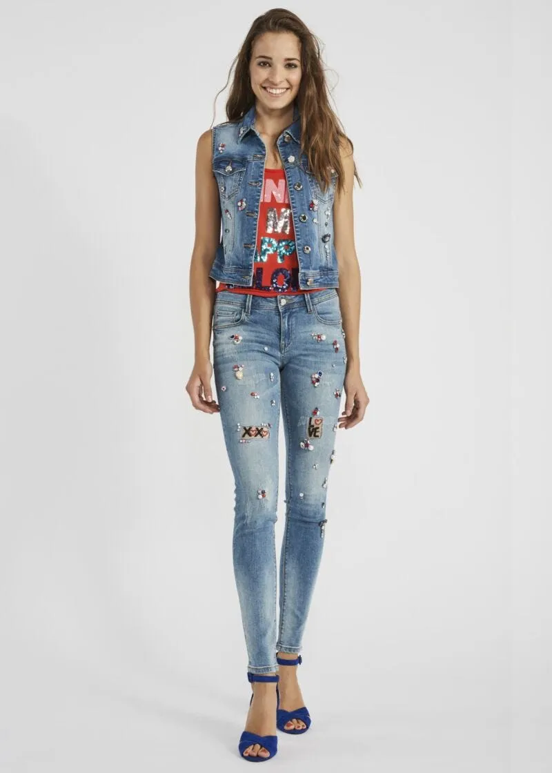 Gilet in denim con applicazioni
