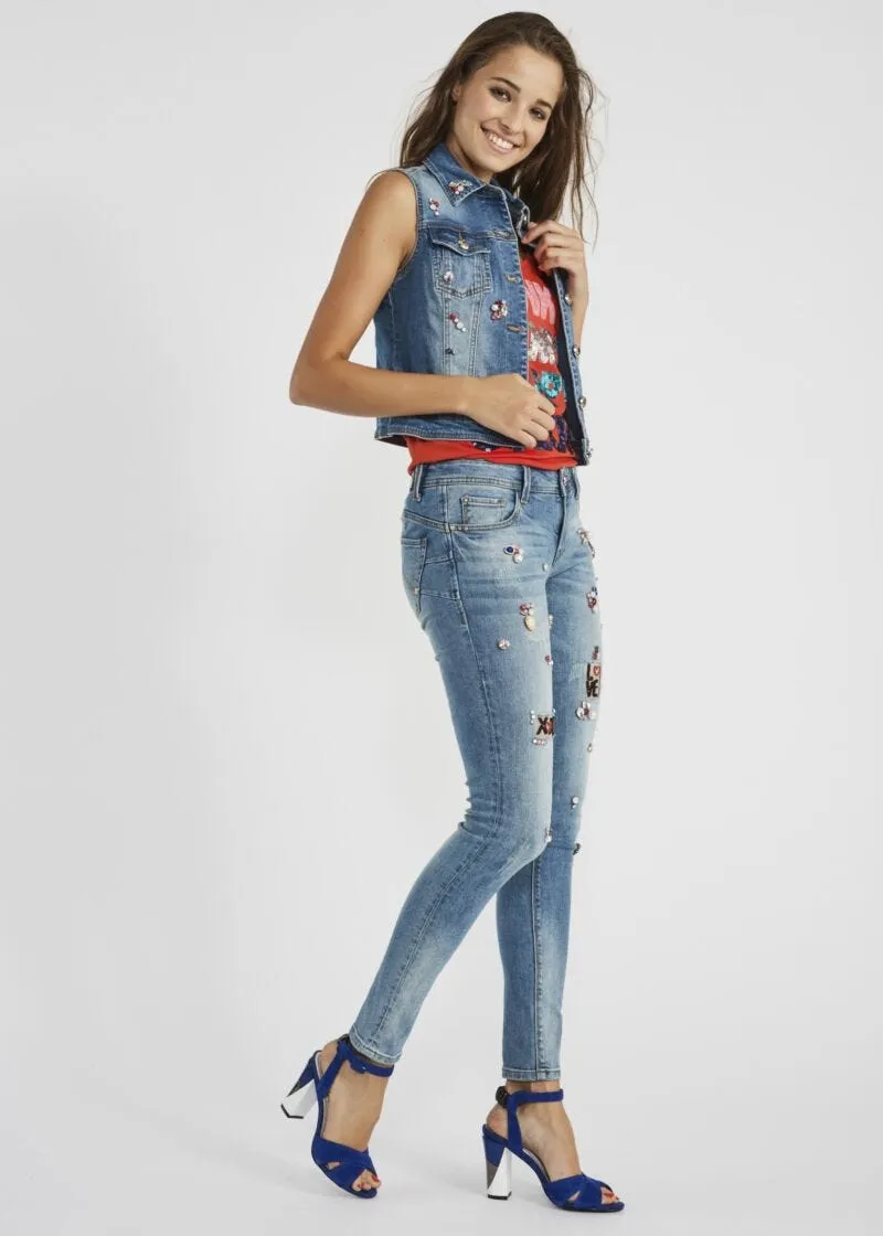 Gilet in denim con applicazioni