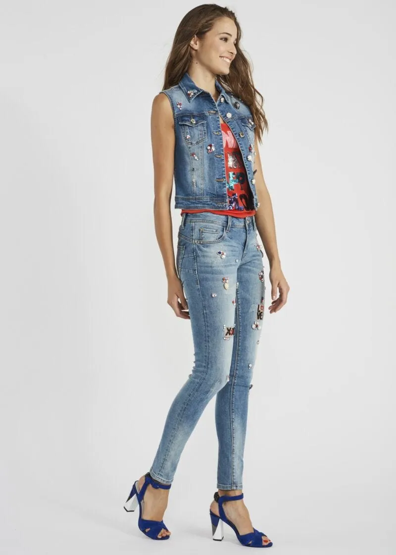 Gilet in denim con applicazioni