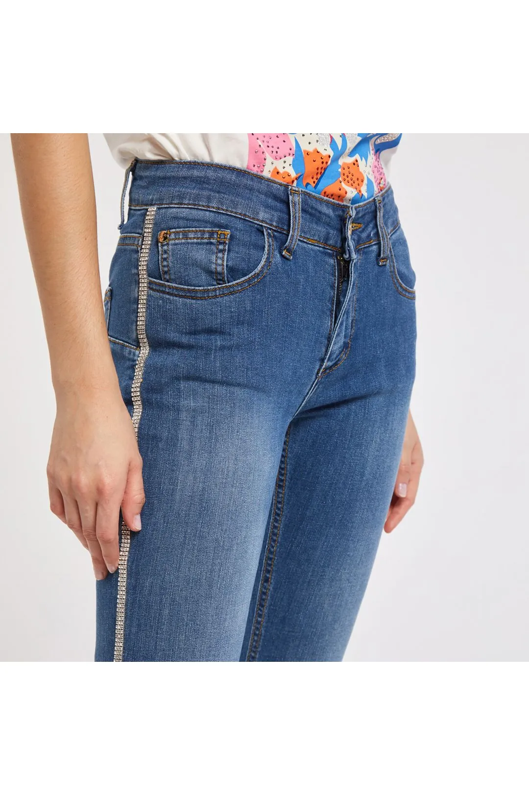 jeans cropped flare in tela superstretch con strass blu medio