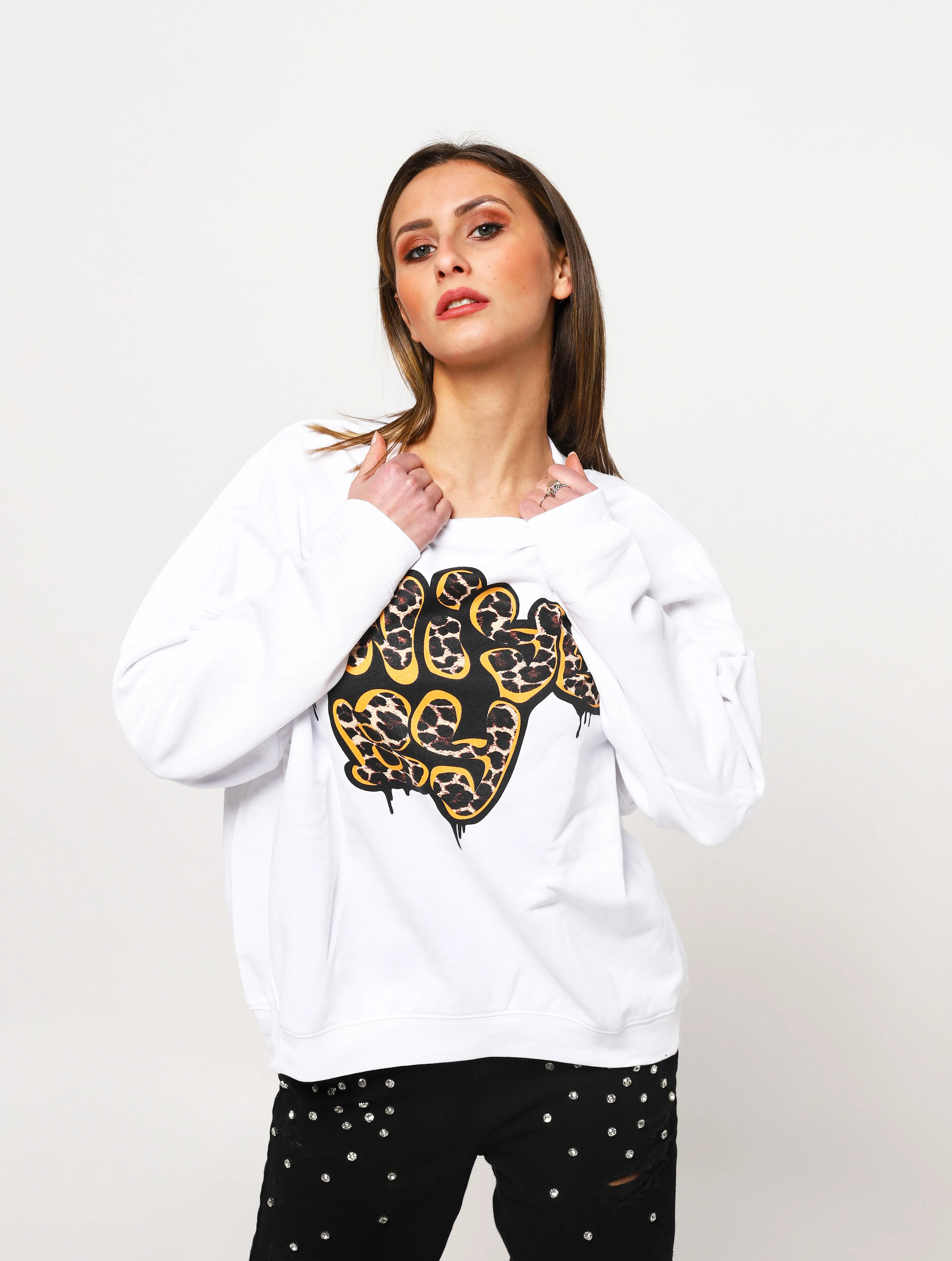 Maglia in felpa oversize a paricollo, balza e polsini. Scritta in stampa tipo graffiti leopardato 'aniye by' - 185868WHITE