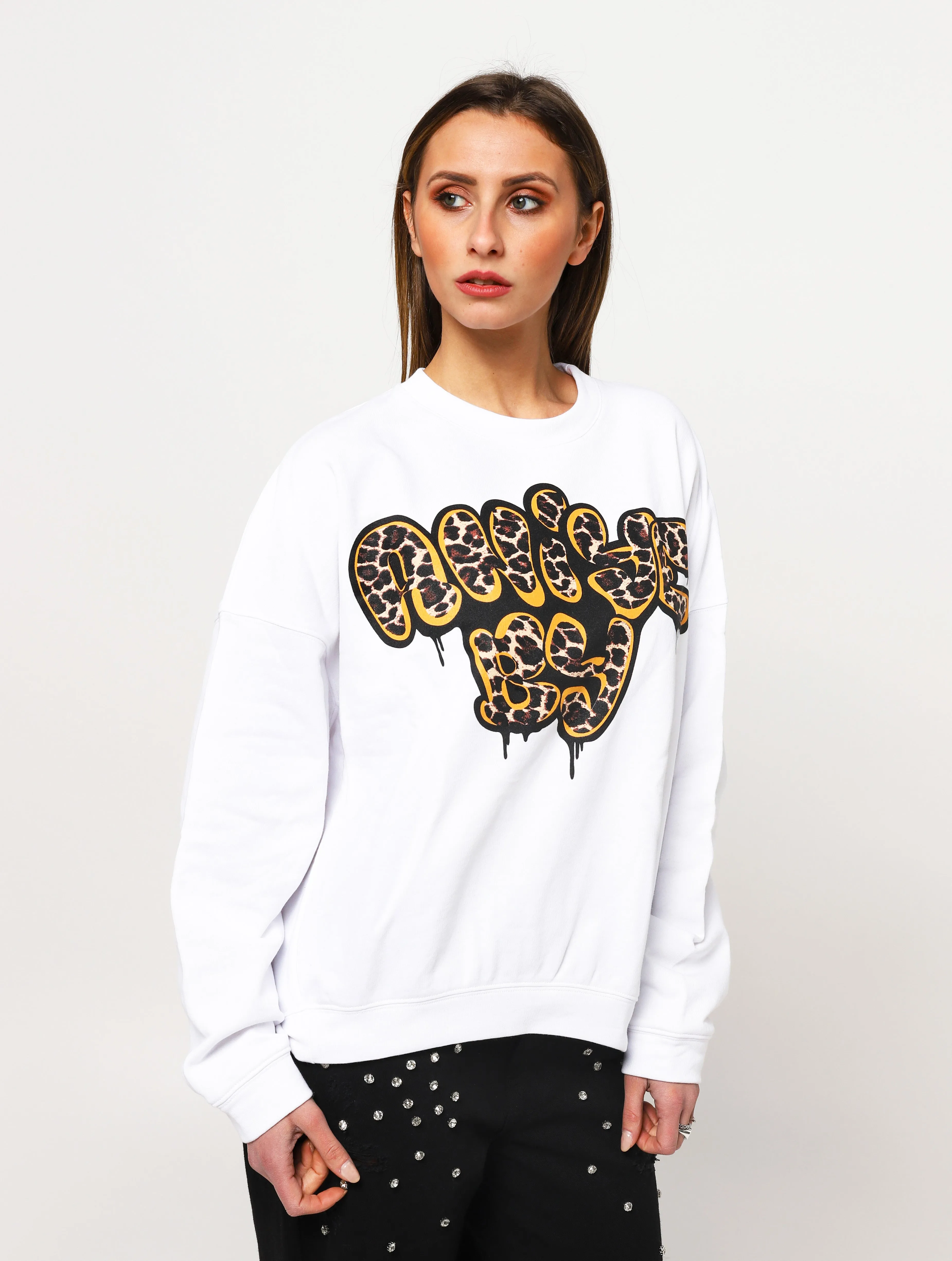 Maglia in felpa oversize a paricollo, balza e polsini. Scritta in stampa tipo graffiti leopardato 'aniye by' - 185868WHITE
