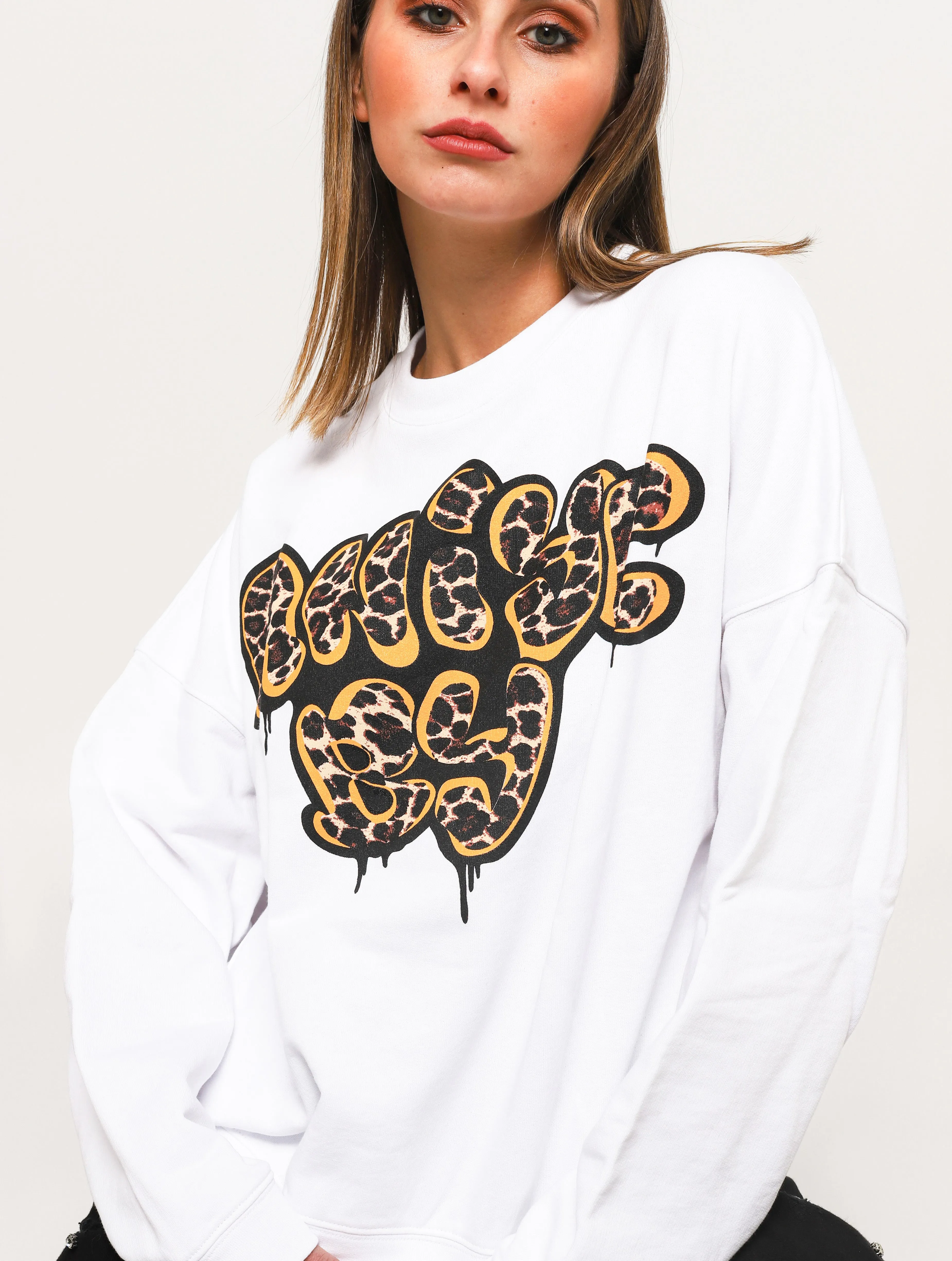 Maglia in felpa oversize a paricollo, balza e polsini. Scritta in stampa tipo graffiti leopardato 'aniye by' - 185868WHITE