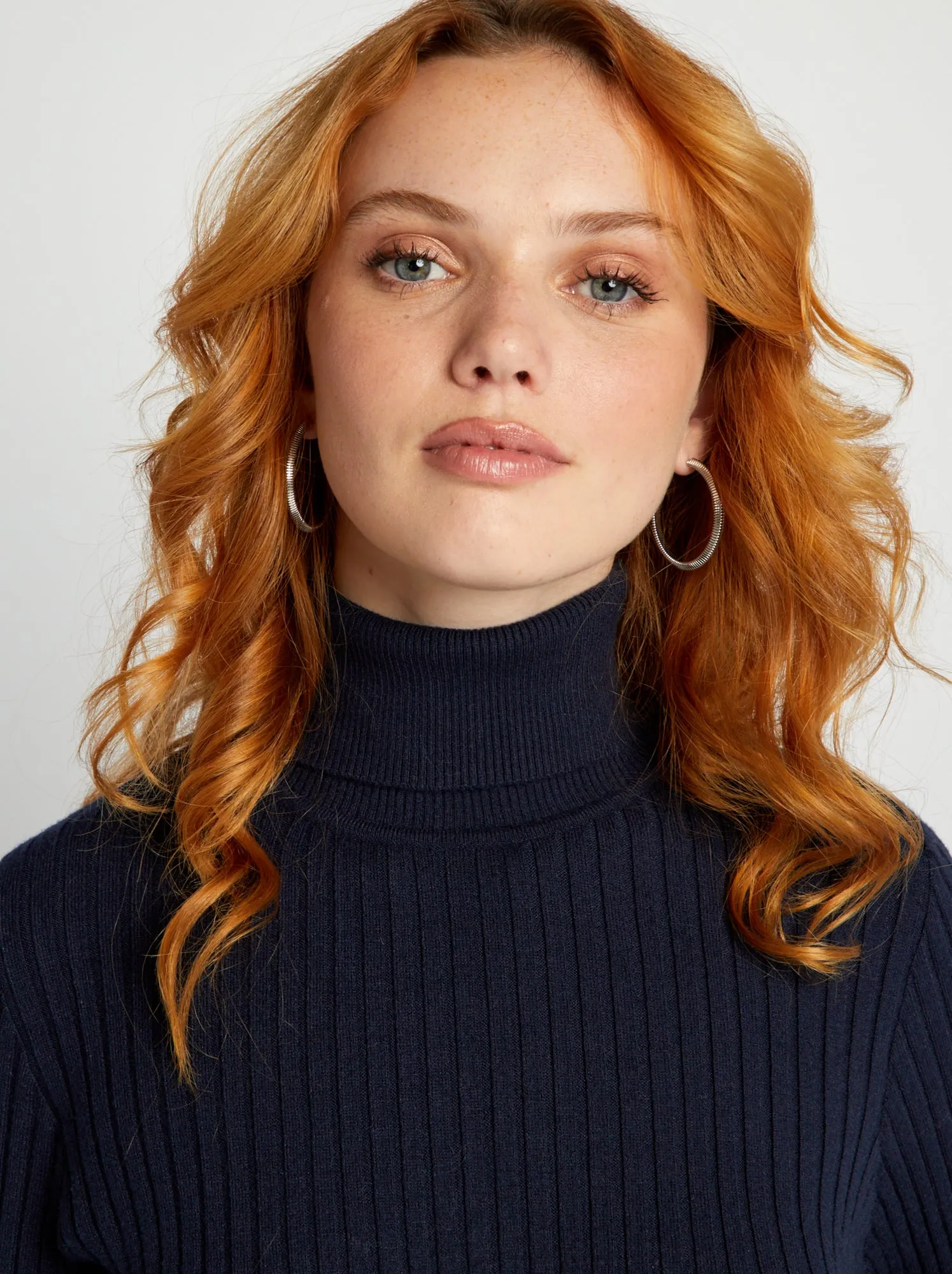 Maglione a coste con collo alto - BLU