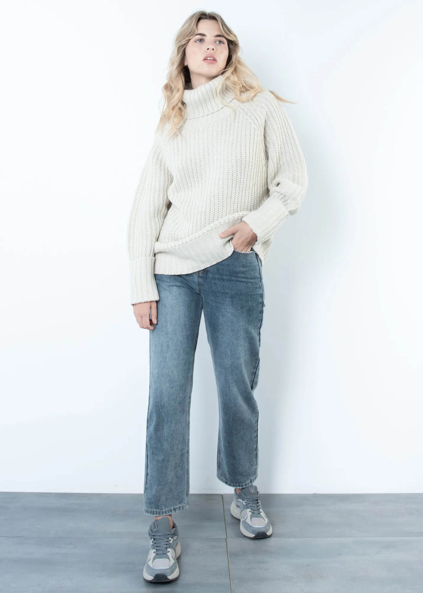 Maglione oversize a collo alto