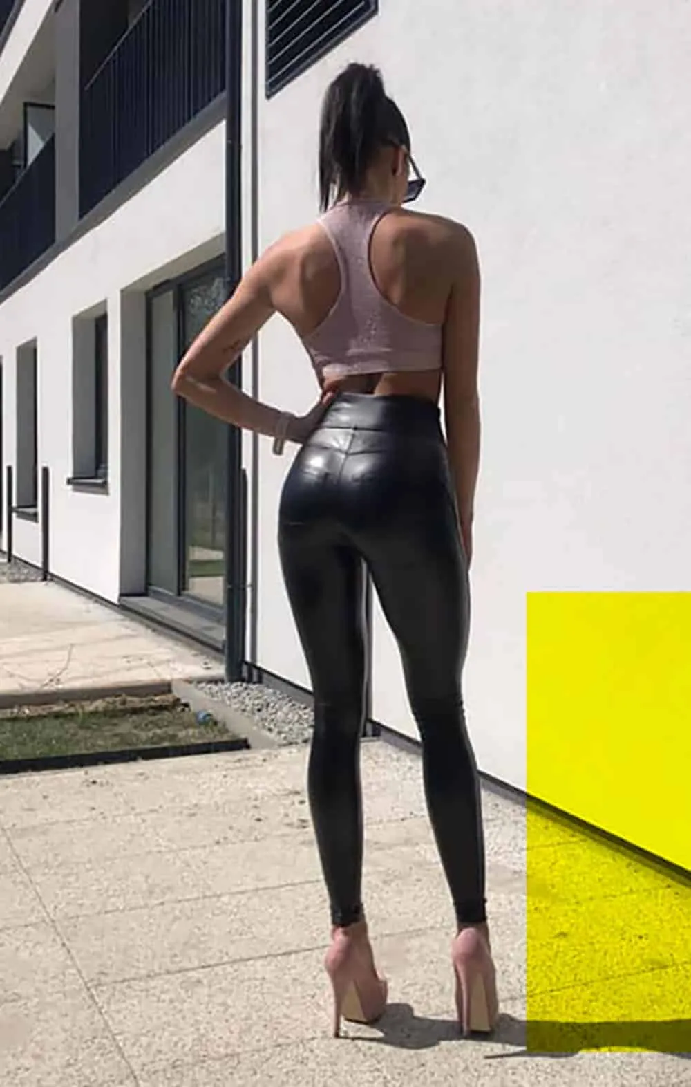 Pantaleggings in leggero ecopelle di colore nero
