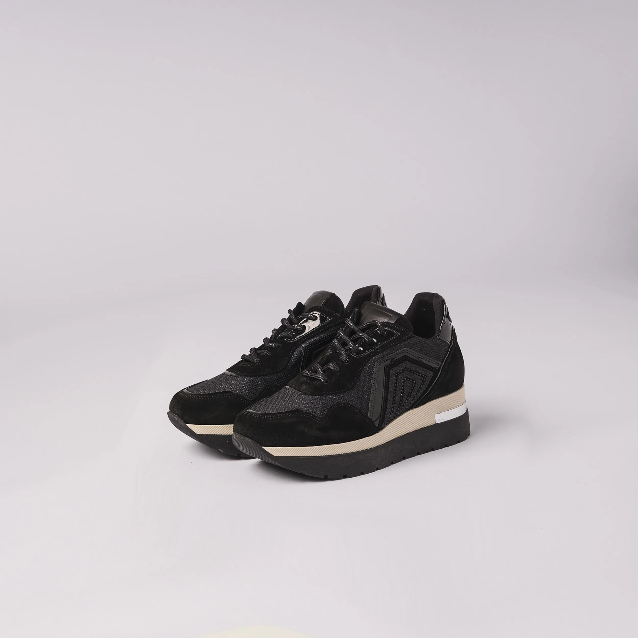 Sneakers in pelle con dettagli luminosi