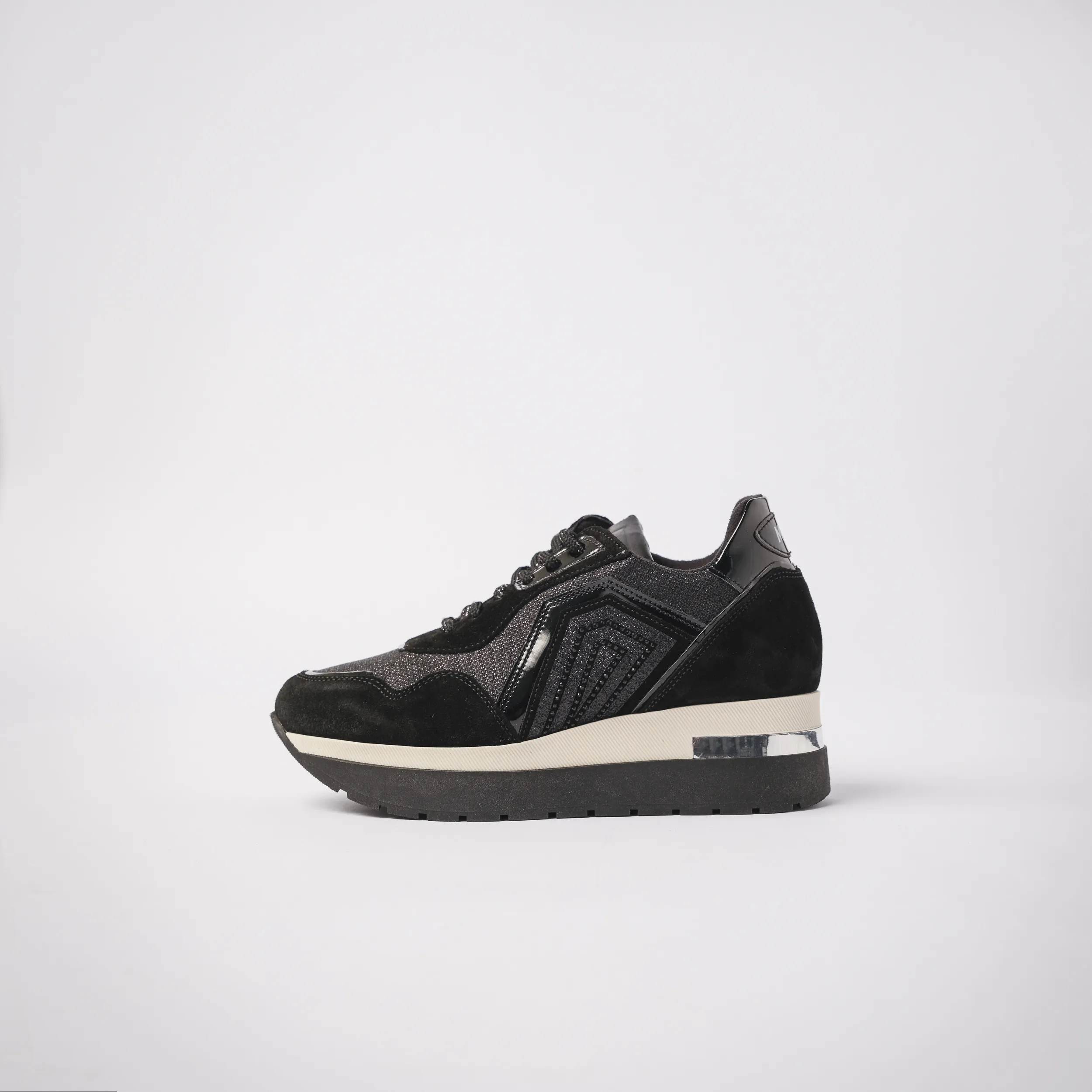 Sneakers in pelle con dettagli luminosi