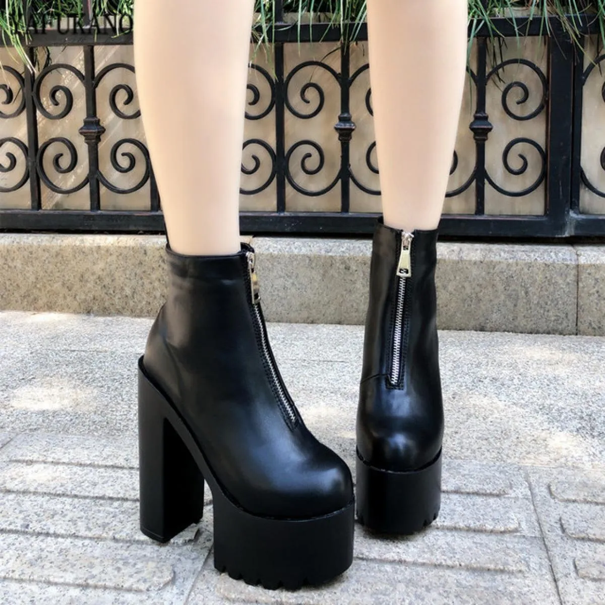 Stivaletti corti con tacco spesso nero moda 14 cm Stivaletti con plateau in morbida pelle autunno primavera Stivaletti da festa