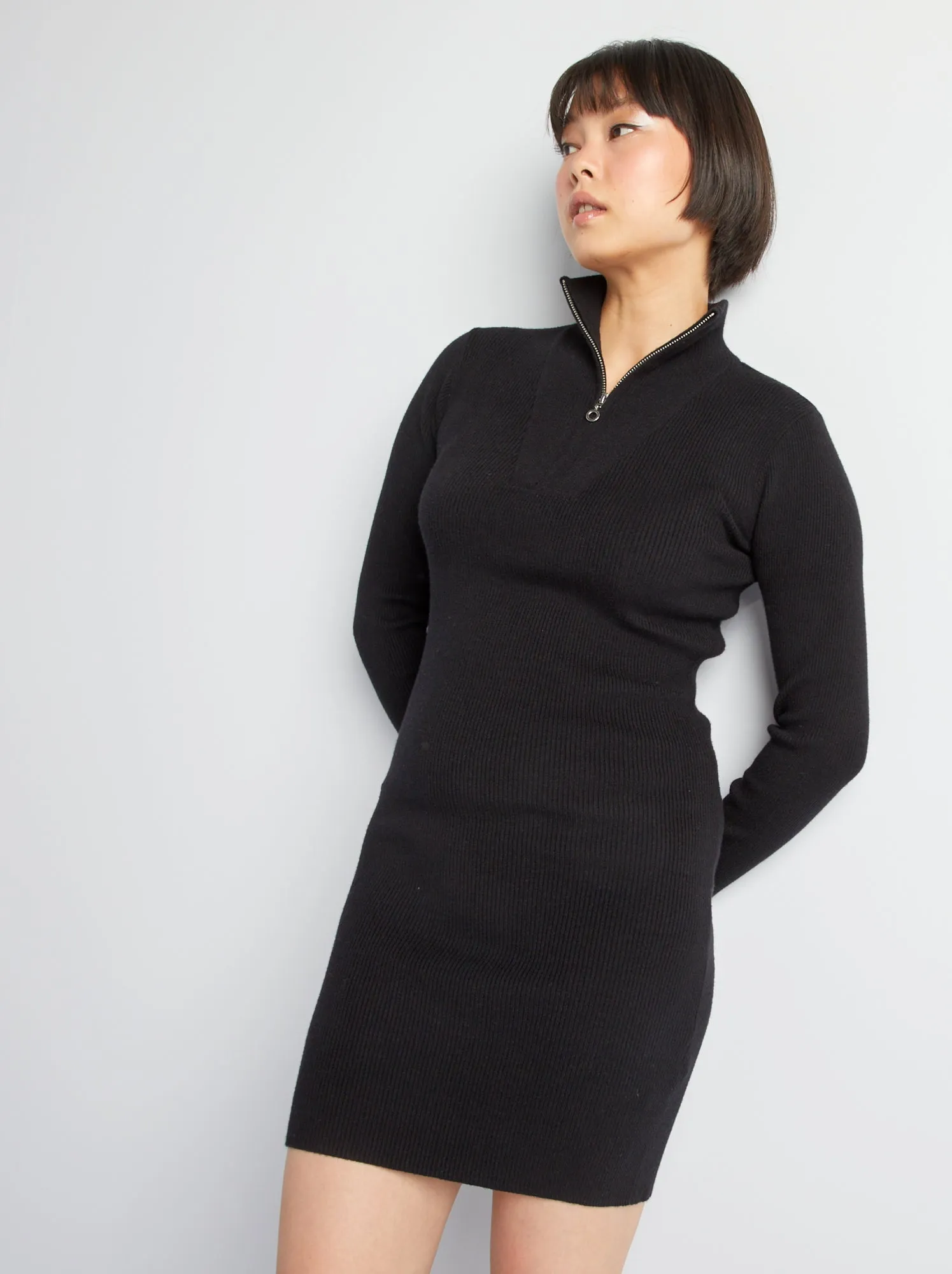 Vestito corto in maglia a coste con collo alto con zip - nero