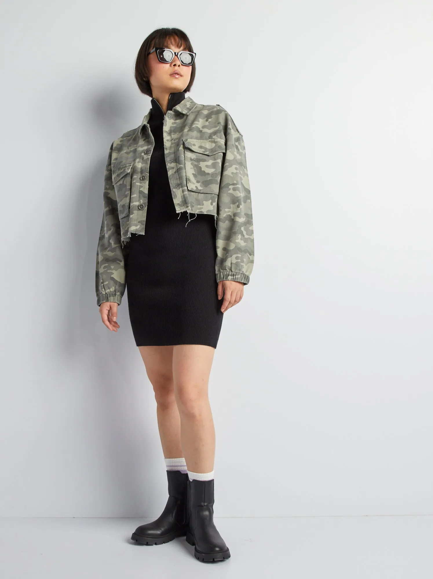 Vestito corto in maglia a coste con collo alto con zip - nero