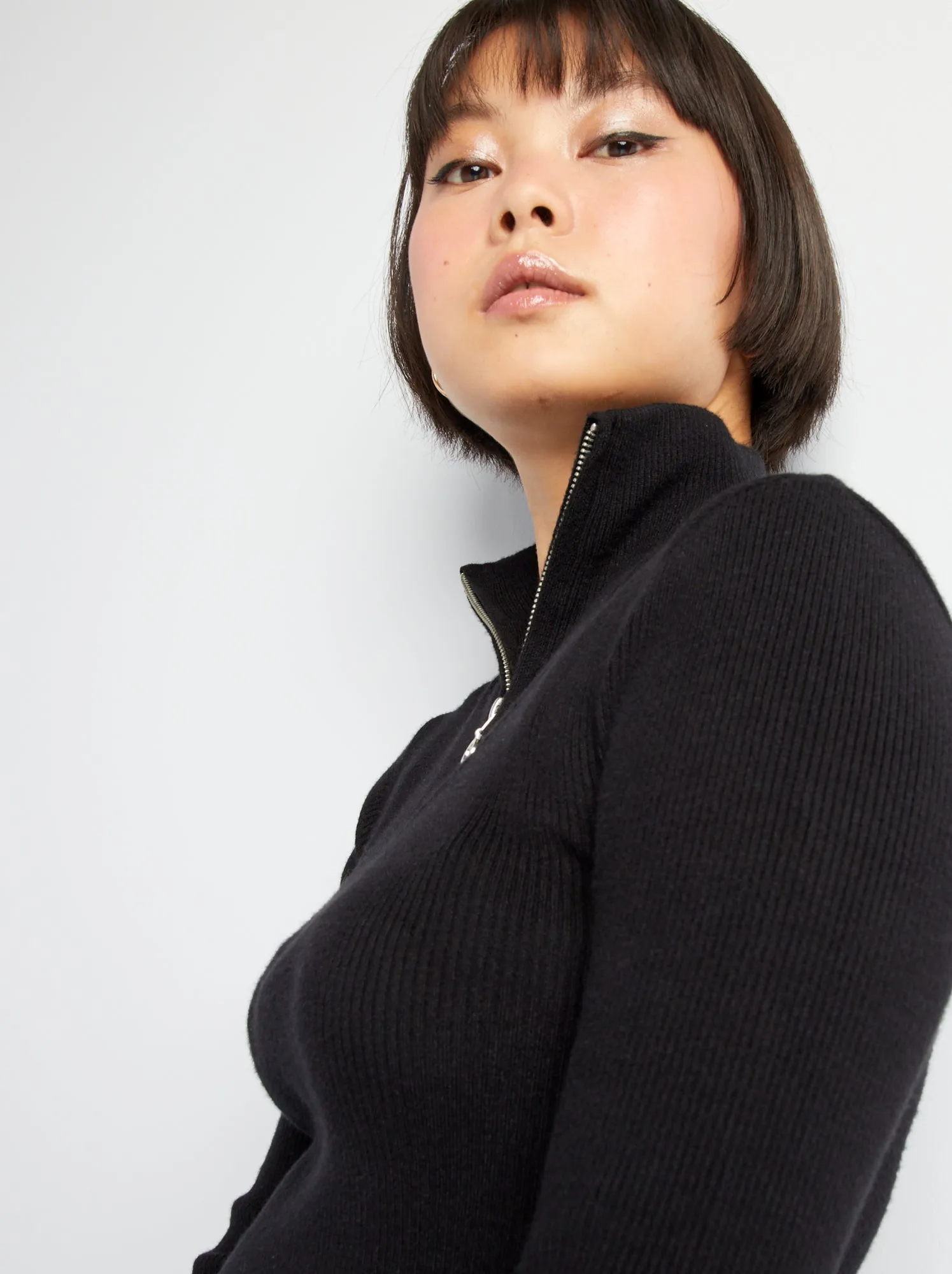 Vestito corto in maglia a coste con collo alto con zip - nero