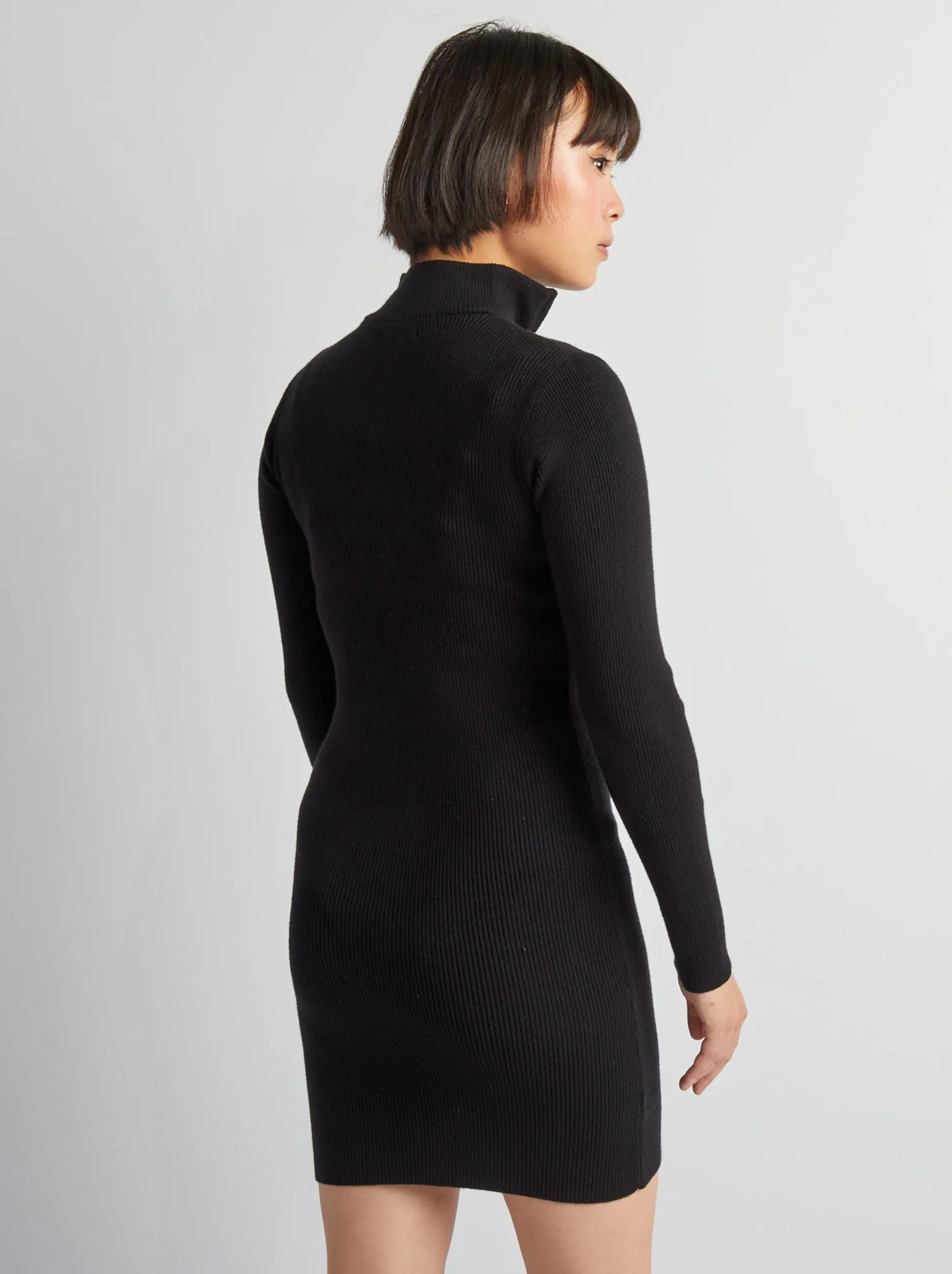 Vestito corto in maglia a coste con collo alto con zip - nero